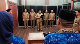Plt Sekdakab Aceh Besar Bahrul Jamil S.Sos M.Si melantik tiga orang pejabat fungsional di jajaran Pemerintah Kabupaten Aceh Besar di ruang kerja Plt Sekdakab Aceh Besar, Kota Jantho, Selasa (8/7/2025). Foto: MC Aceh Besar