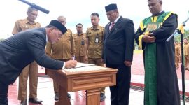 Bupati Aceh Besar, Muharram Idris menandatangani berita acara pelantikan dan mengangkat sumpah Bahrul Jamil sebagai Sekda Aceh Besar di Lapangan Upacara Kantor Bupati Aceh Besar di Kota Jantho, Senin, (14/7/2025). Foto : Portalnusa.com
