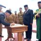 Bupati Aceh Besar, Muharram Idris menandatangani berita acara pelantikan dan mengangkat sumpah Bahrul Jamil sebagai Sekda Aceh Besar di Lapangan Upacara Kantor Bupati Aceh Besar di Kota Jantho, Senin, (14/7/2025). Foto : Portalnusa.com