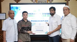 Gubernur Aceh, Muzakir Manaf menerima dividen PT. PEMA tahun buku 2024 di serahkan oleh Dirut PT. PEMA, Mawardi Nur di ruang kerja Gubernur Aceh, Senin, (30/6/2025). Foto : Humas Aceh