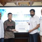 Gubernur Aceh, Muzakir Manaf menerima dividen PT. PEMA tahun buku 2024 di serahkan oleh Dirut PT. PEMA, Mawardi Nur di ruang kerja Gubernur Aceh, Senin, (30/6/2025). Foto : Humas Aceh