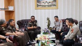 Kapolda Aceh Brigjen Pol Drs. Marzuki Ali Basyah, melakukan audiensi dengan Kajati Aceh, Yudi Triadi, di Kantor Kejati Aceh, Senin (25/8/2025).