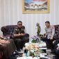 Kapolda Aceh Brigjen Pol Drs. Marzuki Ali Basyah, melakukan audiensi dengan Kajati Aceh, Yudi Triadi, di Kantor Kejati Aceh, Senin (25/8/2025).