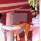 Gubernur Aceh, Muzakir Manaf selaku Inspektur Upacara HUT ke-80 RI di Lapangan Blang Padang, Banda Aceh, menyerahkan Bendera Merah Putih kepada anggota Paskibraka untuk dikibarkan pada upacara di Lapangan Blang Padang, Banda Aceh, Minggu, (17/8/2025). Foto : Humas Aceh