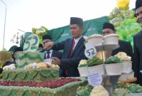 Plt. Sekda Aceh, M. Nasir menyerahkan santunan kepada anak yatim pada Peringatan Hari Ulang Tahun (HUT) Bank Aceh ke-52 dengan tema 