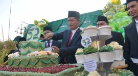 Plt. Sekda Aceh, M. Nasir menyerahkan santunan kepada anak yatim pada Peringatan Hari Ulang Tahun (HUT) Bank Aceh ke-52 dengan tema 