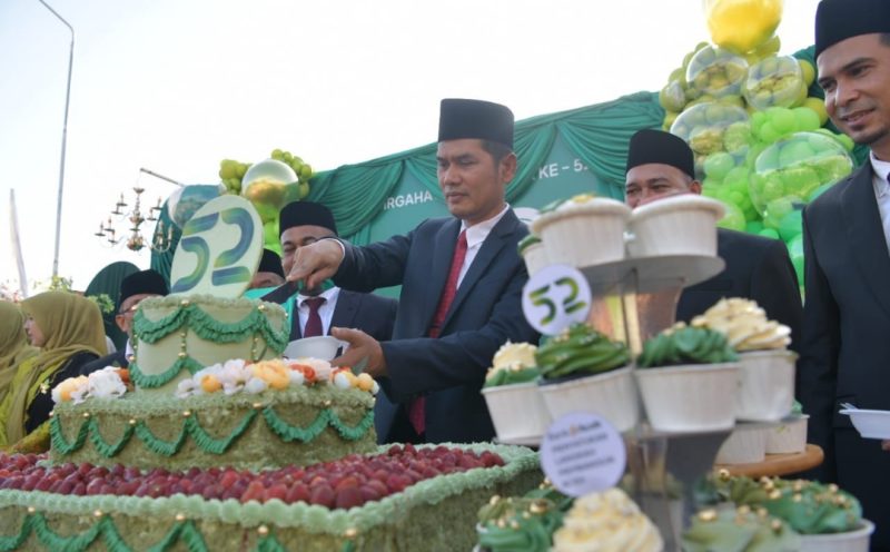 Plt. Sekda Aceh, M. Nasir menyerahkan santunan kepada anak yatim pada Peringatan Hari Ulang Tahun (HUT) Bank Aceh ke-52 dengan tema 