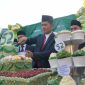 Plt. Sekda Aceh, M. Nasir menyerahkan santunan kepada anak yatim pada Peringatan Hari Ulang Tahun (HUT) Bank Aceh ke-52 dengan tema 