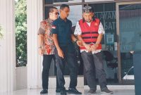 Petugas dari Kejaksaan membawa mantan Kadisdik Aceh Rachmat Fitri yang terlibat kasus korupsi Wastafel saat di bawa ke LP Kelas IIA Banda Aceh  Lambaro, Jumat (8/8/2025).