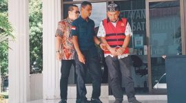 Petugas dari Kejaksaan membawa mantan Kadisdik Aceh Rachmat Fitri yang terlibat kasus korupsi Wastafel saat di bawa ke LP Kelas IIA Banda Aceh  Lambaro, Jumat (8/8/2025).