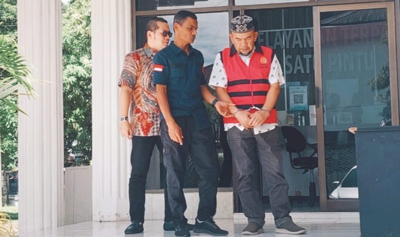 Petugas dari Kejaksaan membawa mantan Kadisdik Aceh Rachmat Fitri yang terlibat kasus korupsi Wastafel saat di bawa ke LP Kelas IIA Banda Aceh  Lambaro, Jumat (8/8/2025).