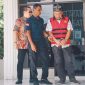 Petugas dari Kejaksaan membawa mantan Kadisdik Aceh Rachmat Fitri yang terlibat kasus korupsi Wastafel saat di bawa ke LP Kelas IIA Banda Aceh  Lambaro, Jumat (8/8/2025).