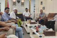 Ketua DPR Aceh, Zulfadhli, menerima kunjungan jajaran pengurus Partai Adil Sejahtera (PAS) Aceh diruang kerjanya, Selasa (12/8/2025). Foto: Dok DPRA.
