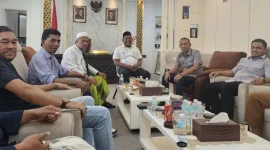 Ketua DPR Aceh, Zulfadhli, menerima kunjungan jajaran pengurus Partai Adil Sejahtera (PAS) Aceh diruang kerjanya, Selasa (12/8/2025). Foto: Dok DPRA.