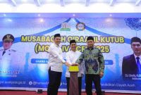 Gubernur Aceh yang diwakili oleh Plt, Asisten Pemerintahan Keistimewaan Aceh Drs.Syakir bersama Kadis Pendidikan Dayah Aceh Dr Munawar A.Jalil Buka Musabaqah Qiraatil Kutub (MQK) Tingkat Kab/Kota. Selasa (19/8/2025). Foto: Ist