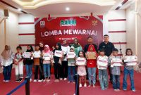 Peserta mewarnai melakukan foto bersama usai acara lomba pada peringatan Hari Ulang Tahun (HUT) RI ke-80, Minggu (24/8/2025) di Hotel Amel Convention Hall Banda Aceh