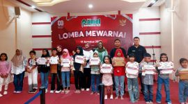 Peserta mewarnai melakukan foto bersama usai acara lomba pada peringatan Hari Ulang Tahun (HUT) RI ke-80, Minggu (24/8/2025) di Hotel Amel Convention Hall Banda Aceh