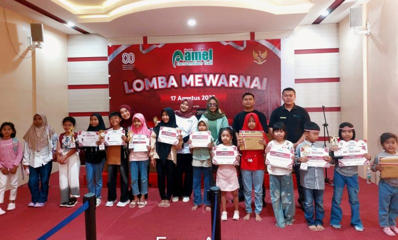Peserta mewarnai melakukan foto bersama usai acara lomba pada peringatan Hari Ulang Tahun (HUT) RI ke-80, Minggu (24/8/2025) di Hotel Amel Convention Hall Banda Aceh
