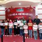 Peserta mewarnai melakukan foto bersama usai acara lomba pada peringatan Hari Ulang Tahun (HUT) RI ke-80, Minggu (24/8/2025) di Hotel Amel Convention Hall Banda Aceh