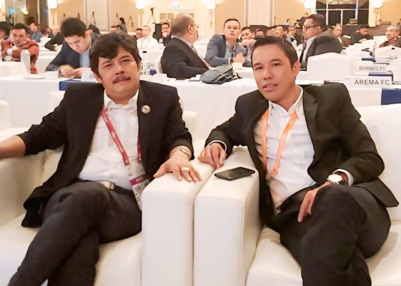 Sekjen PSSI Pusat, Yunus Nusi, SE (kanan) dan Ketua umum PSSI Aceh, H Nazir Adam, SE,MM dalam sebuah pertemuan di Jakarta. (Foto/Dok PSSI Aceh)
