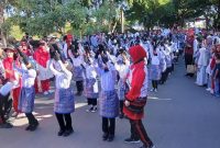 Masyarakat tampak antusias menyaksikan pawai karnaval HUT Ke-80 RI di Stadion Harapan Bangsa, Banda Aceh, Senin (18/8/2025).