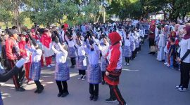 Masyarakat tampak antusias menyaksikan pawai karnaval HUT Ke-80 RI di Stadion Harapan Bangsa, Banda Aceh, Senin (18/8/2025).