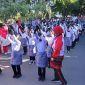 Masyarakat tampak antusias menyaksikan pawai karnaval HUT Ke-80 RI di Stadion Harapan Bangsa, Banda Aceh, Senin (18/8/2025).