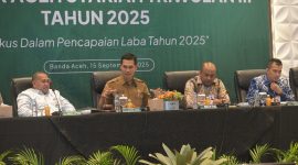 Sekretaris Daerah Aceh, M. Nasir, membuka rapat kerja PT Bank Aceh Syariah Triwulan III Tahun 2025 di Hotel Ayani Peunayong Banda Aceh, (15/9/2025). Foto: Humas Aceh