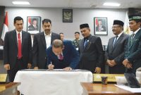 Gubernur Aceh, Muzakir Manaf, menyampaikan pendapat akhir terhadap rancangan Qanun Aceh tentang perubahan APBA dan sekaligus menandatangani berita acara persetujuan DPRA terhadap rancangan Qanun Aceh tentang perubahan APBA tahun 2025 di ruang serbaguna DPRA, Senin (19/9/2025)