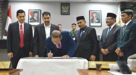 Gubernur Aceh, Muzakir Manaf, menyampaikan pendapat akhir terhadap rancangan Qanun Aceh tentang perubahan APBA dan sekaligus menandatangani berita acara persetujuan DPRA terhadap rancangan Qanun Aceh tentang perubahan APBA tahun 2025 di ruang serbaguna DPRA, Senin (19/9/2025)
