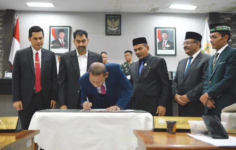 Gubernur Aceh, Muzakir Manaf, menyampaikan pendapat akhir terhadap rancangan Qanun Aceh tentang perubahan APBA dan sekaligus menandatangani berita acara persetujuan DPRA terhadap rancangan Qanun Aceh tentang perubahan APBA tahun 2025 di ruang serbaguna DPRA, Senin (19/9/2025)