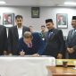 Gubernur Aceh, Muzakir Manaf, menyampaikan pendapat akhir terhadap rancangan Qanun Aceh tentang perubahan APBA dan sekaligus menandatangani berita acara persetujuan DPRA terhadap rancangan Qanun Aceh tentang perubahan APBA tahun 2025 di ruang serbaguna DPRA, Senin (19/9/2025)