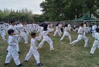 Ketua Wadokai Karate-Do Indonesia Provinsi Aceh Hasballah dan pengurus, menyaksikan simulasi beberapa pukulan yang diperakan oleh atlet pada kegiatan latihan bersama pelatih yang berlangsung di Komplek Stadion Harapan Bangsa (SHB) Banda Aceh, Minggu (31/8/2025).