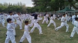 Ketua Wadokai Karate-Do Indonesia Provinsi Aceh Hasballah dan pengurus, menyaksikan simulasi beberapa pukulan yang diperakan oleh atlet pada kegiatan latihan bersama pelatih yang berlangsung di Komplek Stadion Harapan Bangsa (SHB) Banda Aceh, Minggu (31/8/2025).