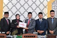 Walikota Banda Aceh, Illiza Sa’aduddin Djamal, SE menyerahkan rancangan qanun (raqan) perubahan APBK 2025 kepada Pimpinan DPRK Banda Aceh, dalam sidang paripurna yang berlangsung, Selasa (2/9/2025) di gedung DPRK Banda Aceh. Foto/Humas DPRK Banda Aceh.