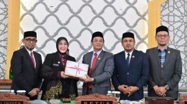 Walikota Banda Aceh, Illiza Sa’aduddin Djamal, SE menyerahkan rancangan qanun (raqan) perubahan APBK 2025 kepada Pimpinan DPRK Banda Aceh, dalam sidang paripurna yang berlangsung, Selasa (2/9/2025) di gedung DPRK Banda Aceh. Foto/Humas DPRK Banda Aceh.