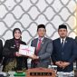 Walikota Banda Aceh, Illiza Sa’aduddin Djamal, SE menyerahkan rancangan qanun (raqan) perubahan APBK 2025 kepada Pimpinan DPRK Banda Aceh, dalam sidang paripurna yang berlangsung, Selasa (2/9/2025) di gedung DPRK Banda Aceh. Foto/Humas DPRK Banda Aceh.