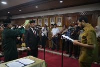 Gubernur Aceh Muzakir Manaf, selaku Pemegang Saham Pengendali PT Bank Aceh Syariah, menetapkan Fadhil Ilyas Sebagai Direktur Utama bank kebanggaan masyarakat Aceh di ruang serbaguna kantor Gubernur Aceh, Senin (8/9/2025)