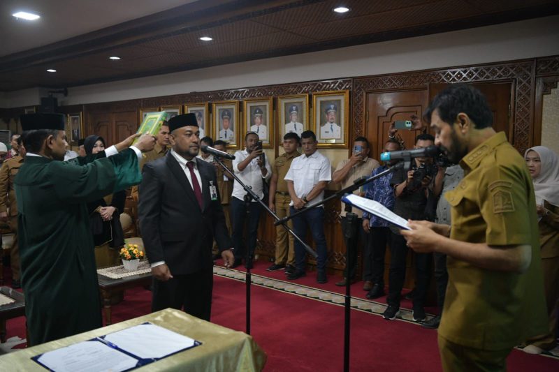 Gubernur Aceh Muzakir Manaf, selaku Pemegang Saham Pengendali PT Bank Aceh Syariah, menetapkan Fadhil Ilyas Sebagai Direktur Utama bank kebanggaan masyarakat Aceh di ruang serbaguna kantor Gubernur Aceh, Senin (8/9/2025)