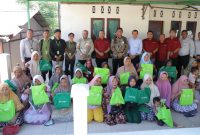 Bank Aceh menunjukkan komitmen kuat mendukung Usaha Mikro Kecil dan Menengah (UMKM) serta pemberdayaan ekonomi perempuan prasejahtera di Aceh melalui penyaluran pembiayaan Rp50 miliar kepada Koperasi Mitra Dhuafa (KOMIDA) Syariah di Neuheun, Aceh Besar, Rabu (17/9/2025).