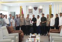 Kapolda Aceh Brigjen Marzuki Ali Basyah melakukan salam komando dengan Ketua DPRA Zulfadli dalam pertemuan di ruang kerja ketua DPRA, Senin (8/9/2025).