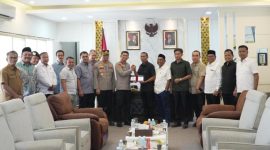 Kapolda Aceh Brigjen Marzuki Ali Basyah melakukan salam komando dengan Ketua DPRA Zulfadli dalam pertemuan di ruang kerja ketua DPRA, Senin (8/9/2025).