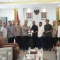 Kapolda Aceh Brigjen Marzuki Ali Basyah melakukan salam komando dengan Ketua DPRA Zulfadli dalam pertemuan di ruang kerja ketua DPRA, Senin (8/9/2025).