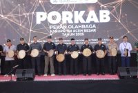 Bupati Aceh Besar H. Muharram Idris bersama Wakil Bupati Aceh Besar Drs. H. Syukri A Jalil memukul rapai sebagai pertanda dibukanya PORKAB Aceh Besar Tahun 2025 di Jantho Sport City (JSC), Senin (9/9/2025). FOTO/PROKOPIM ACEH BESAR