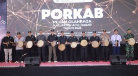 Bupati Aceh Besar H. Muharram Idris bersama Wakil Bupati Aceh Besar Drs. H. Syukri A Jalil memukul rapai sebagai pertanda dibukanya PORKAB Aceh Besar Tahun 2025 di Jantho Sport City (JSC), Senin (9/9/2025). FOTO/PROKOPIM ACEH BESAR