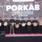 Bupati Aceh Besar H. Muharram Idris bersama Wakil Bupati Aceh Besar Drs. H. Syukri A Jalil memukul rapai sebagai pertanda dibukanya PORKAB Aceh Besar Tahun 2025 di Jantho Sport City (JSC), Senin (9/9/2025). FOTO/PROKOPIM ACEH BESAR