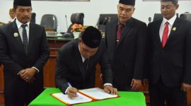 Bupati Aceh Besar H Muharram Idris disaksikan Wakil Bupati Drs H Syukri, Sekda Bahrul Jamil S.Sos, M.Si serta Pimpinan DPRK Aceh Besar menandatangani persetujuan Raqan Kabupaten Aceh Besar Tentang Perubahan APBK menjadi Qanun APBK-P Aceh Besar TA 2025, dalam sidang paripurna, di Gedung DPRK Aceh Besar, Kota Jantho, Selasa (30/9/2025) siang. FOTO/ MC ACEH BESAR