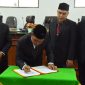 Bupati Aceh Besar H Muharram Idris disaksikan Wakil Bupati Drs H Syukri, Sekda Bahrul Jamil S.Sos, M.Si serta Pimpinan DPRK Aceh Besar menandatangani persetujuan Raqan Kabupaten Aceh Besar Tentang Perubahan APBK menjadi Qanun APBK-P Aceh Besar TA 2025, dalam sidang paripurna, di Gedung DPRK Aceh Besar, Kota Jantho, Selasa (30/9/2025) siang. FOTO/ MC ACEH BESAR