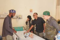 Wakil Ketua DPRK Aceh Utara H.Jirwani Ibnu, SE (Nek Jir) memperhatikan perkembangan Fathir Alvansyah (6 Bulan) Bayi penderita bocor jantung asal Paya Bakong di RSUD Zainoel Abidin Banda Aceh usai dirujuk dari RSU Cut Meutia Aceh Utara Kamis, (2/10/2025).