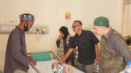 Wakil Ketua DPRK Aceh Utara H.Jirwani Ibnu, SE (Nek Jir) memperhatikan  perkembangan Fathir Alvansyah (6 Bulan) Bayi penderita bocor jantung asal Paya Bakong di RSUD Zainoel Abidin Banda Aceh usai dirujuk dari RSU Cut Meutia Aceh Utara Kamis, (2/10/2025).